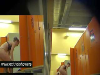 Grup amatorë në spiun kamera pas showering