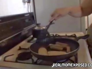 Milf sexy cooking tijd!