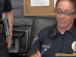 Vrouwelijke dominantie politie milfs in uniform