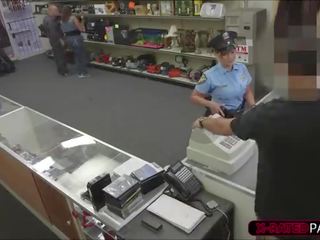 Sexy politie ofițer vrea pentru pion ei marfă capete în sus în the birou
